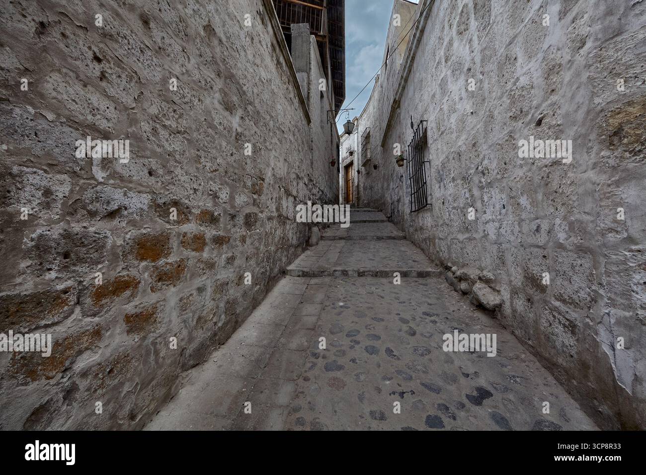 Im Stadtteil Yanahuara von Arequipa schaffen enge, von Sileren gesäumte Straßen, weiß getünchte Wände und grüne Plätze eine ruhige Atmosphäre Stockfoto