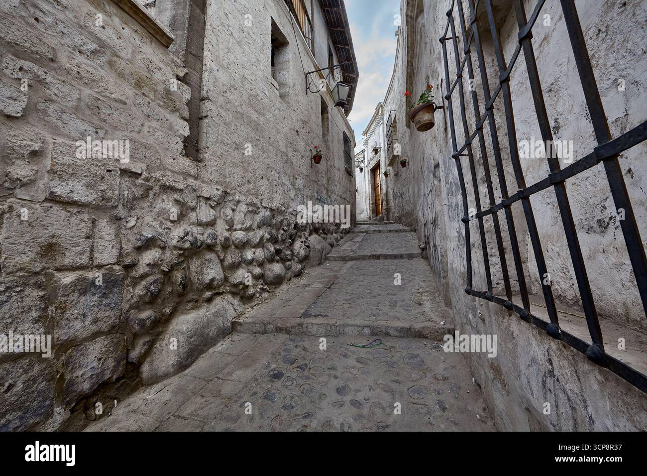 Im Stadtteil Yanahuara von Arequipa schaffen enge, von Sileren gesäumte Straßen, weiß getünchte Wände und grüne Plätze eine ruhige Atmosphäre Stockfoto