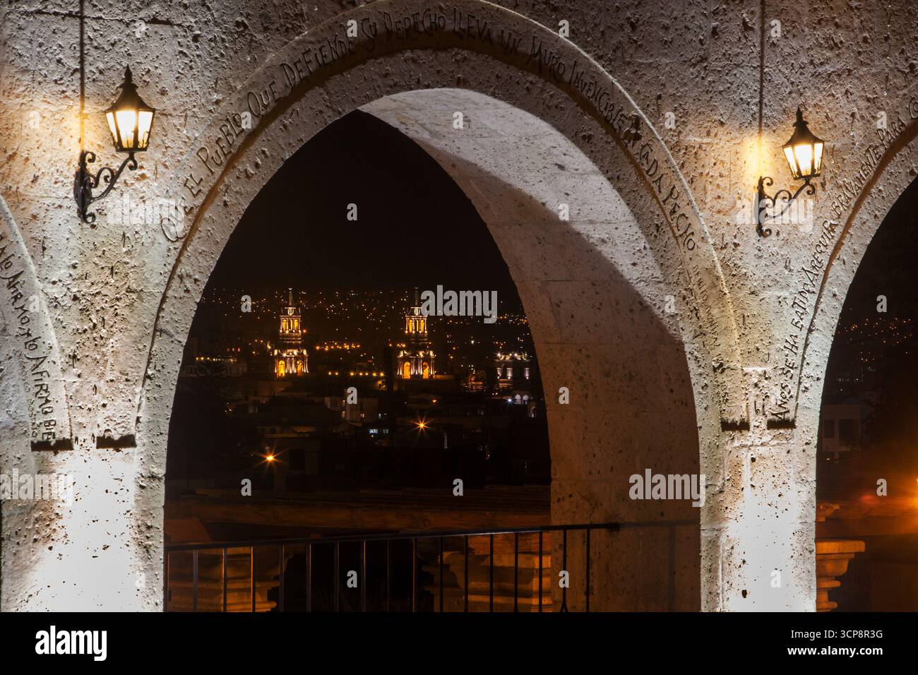 Im Stadtteil Yanahuara von Arequipa schaffen enge, von Sileren gesäumte Straßen, weiß getünchte Wände und grüne Plätze eine ruhige Atmosphäre Stockfoto