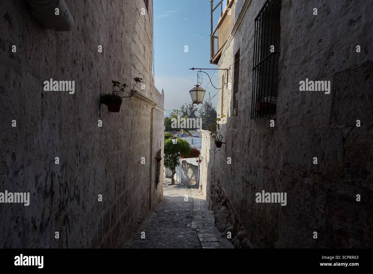 Im Stadtteil Yanahuara von Arequipa schaffen enge, von Sileren gesäumte Straßen, weiß getünchte Wände und grüne Plätze eine ruhige Atmosphäre Stockfoto