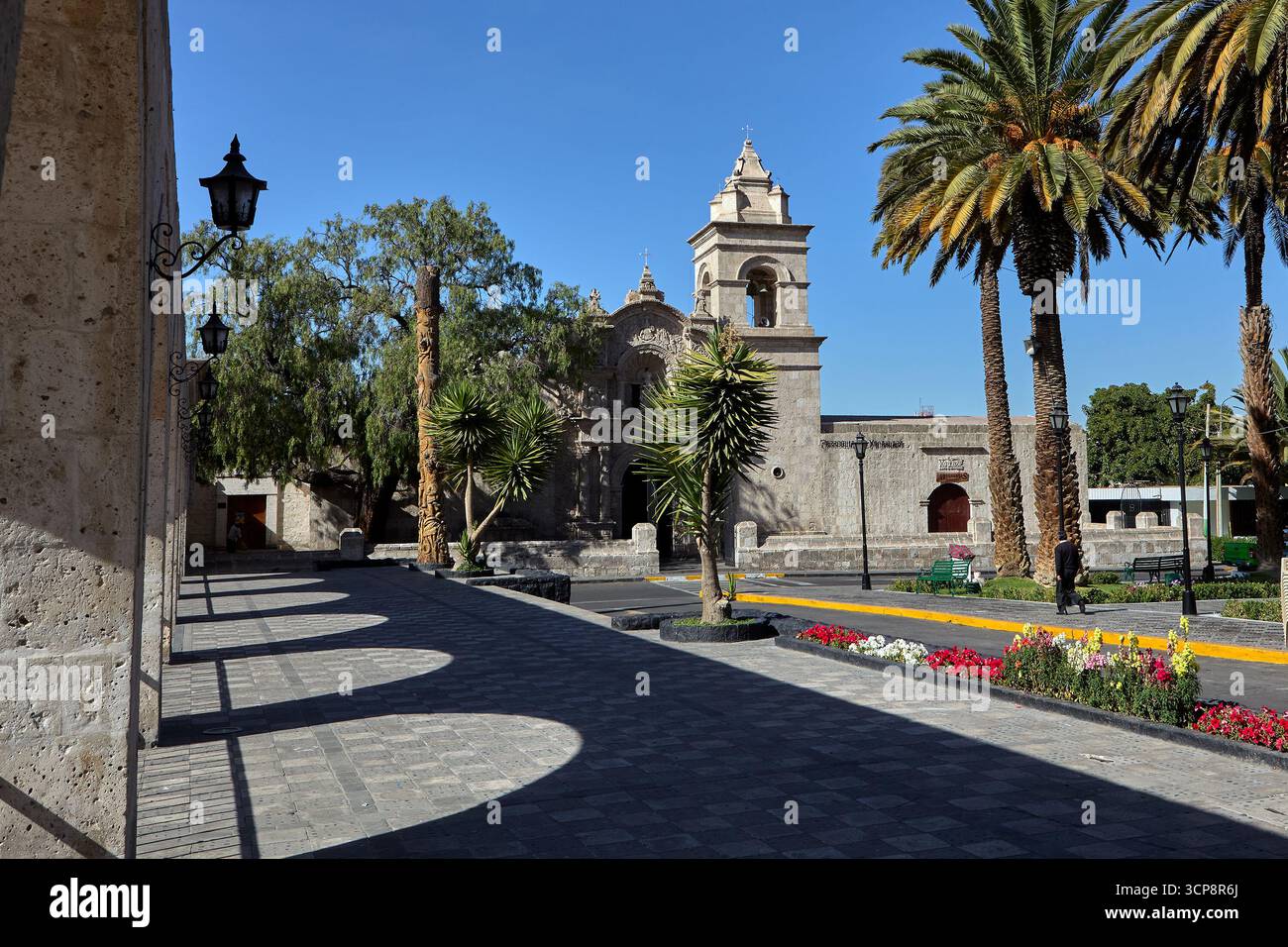 Im Stadtteil Yanahuara von Arequipa schaffen enge, von Sileren gesäumte Straßen, weiß getünchte Wände und grüne Plätze eine ruhige Atmosphäre Stockfoto