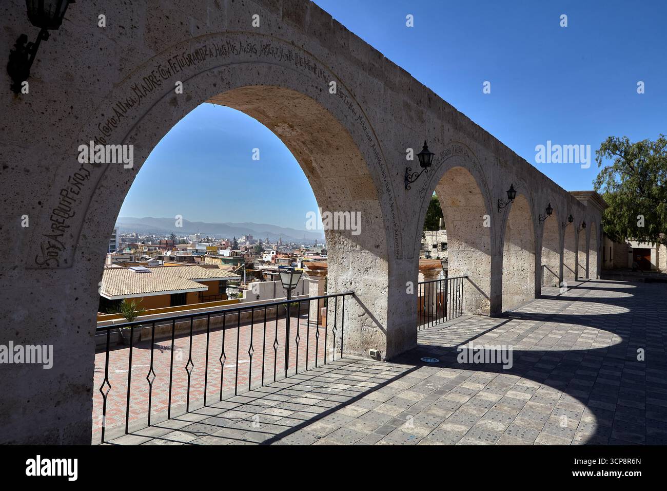 Im Stadtteil Yanahuara von Arequipa schaffen enge, von Sileren gesäumte Straßen, weiß getünchte Wände und grüne Plätze eine ruhige Atmosphäre Stockfoto