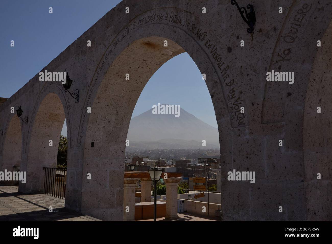 Im Stadtteil Yanahuara von Arequipa schaffen enge, von Sileren gesäumte Straßen, weiß getünchte Wände und grüne Plätze eine ruhige Atmosphäre Stockfoto