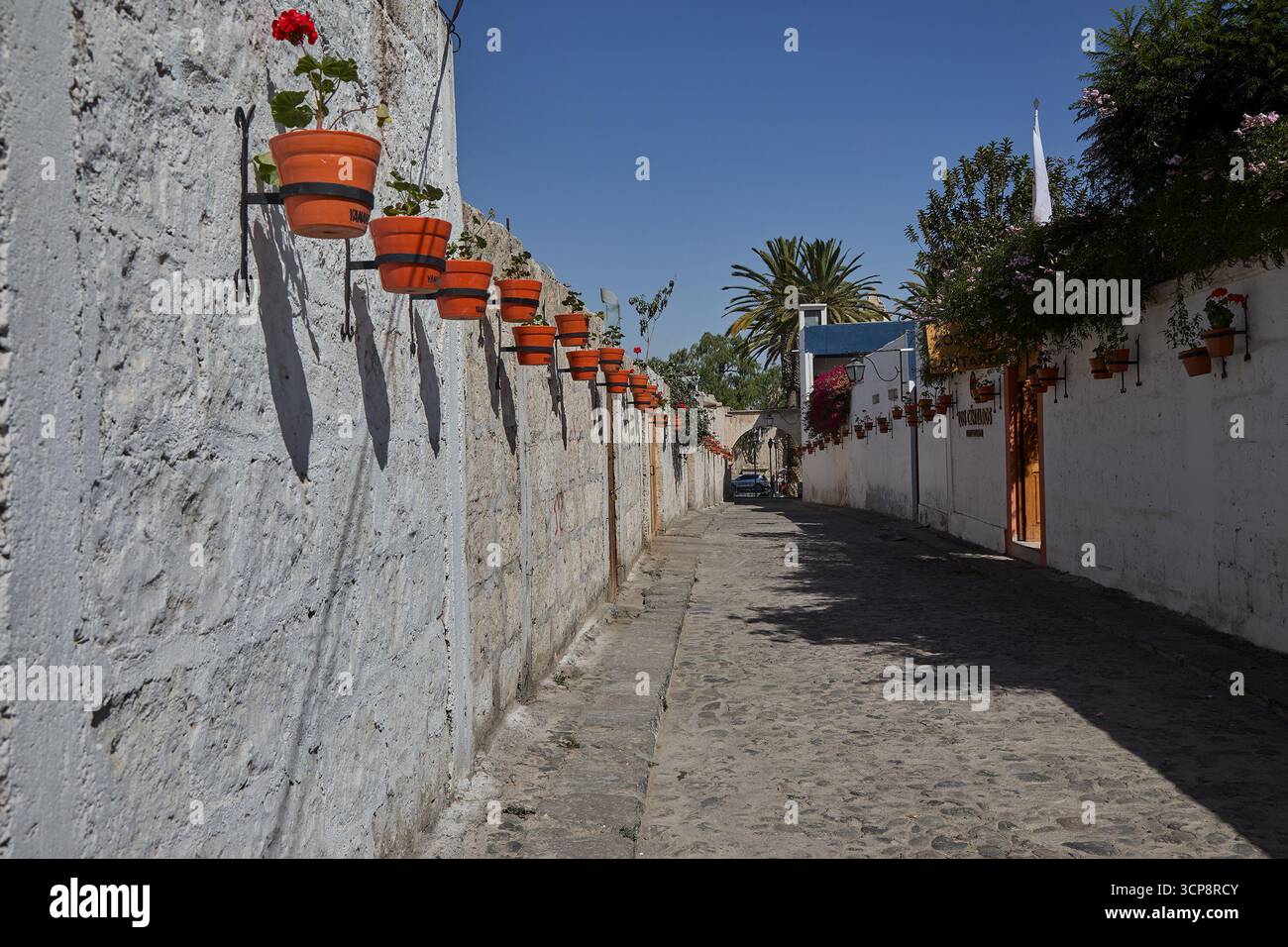 Im Stadtteil Yanahuara von Arequipa schaffen enge, von Sileren gesäumte Straßen, weiß getünchte Wände und grüne Plätze eine ruhige Atmosphäre Stockfoto