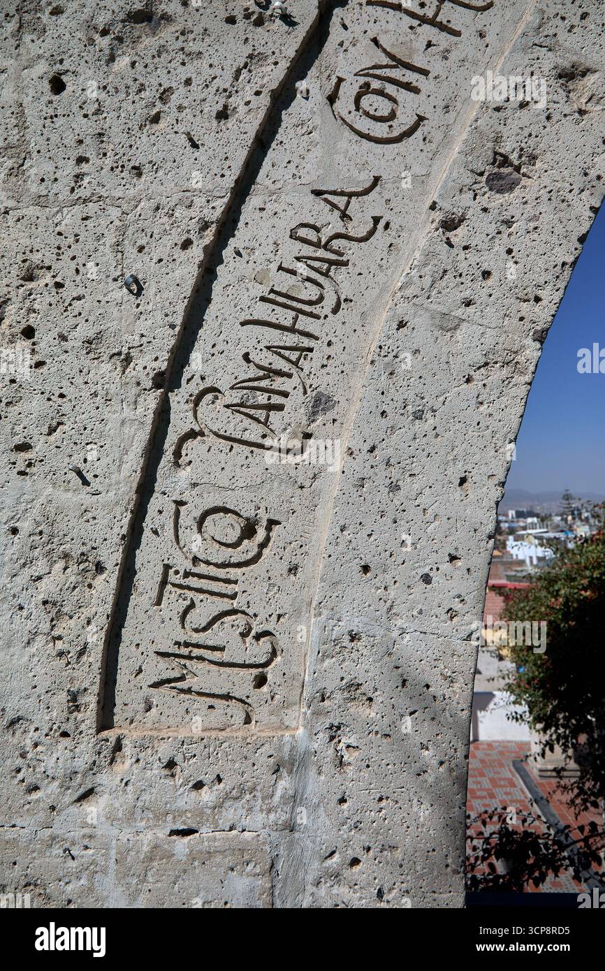 Im Stadtteil Yanahuara von Arequipa schaffen enge, von Sileren gesäumte Straßen, weiß getünchte Wände und grüne Plätze eine ruhige Atmosphäre Stockfoto