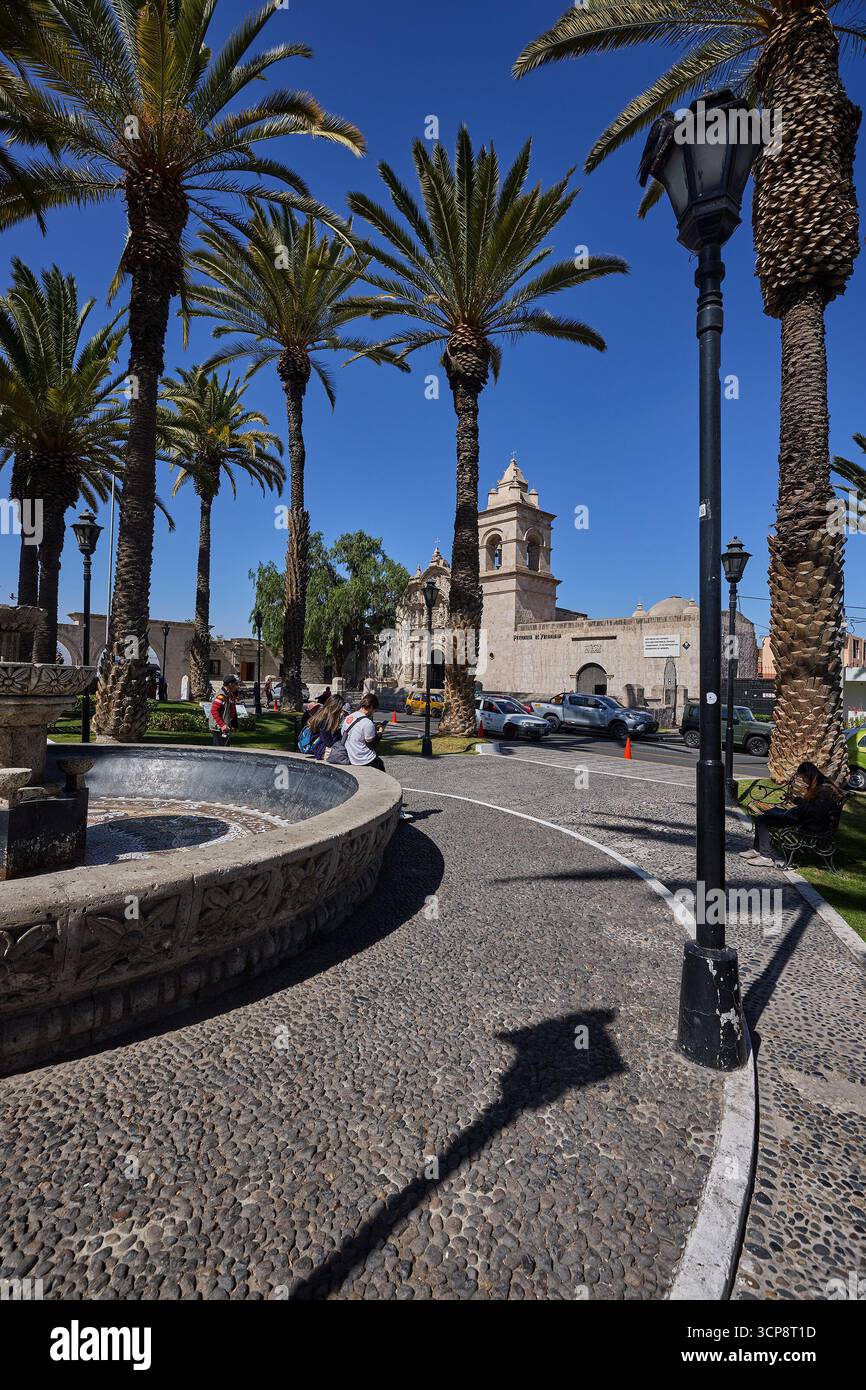 Im Stadtteil Yanahuara von Arequipa schaffen enge Seitenstraßen, weiß getünchte Mauern und grüne Plätze eine ruhige Atmosphäre, während die Täler Stockfoto