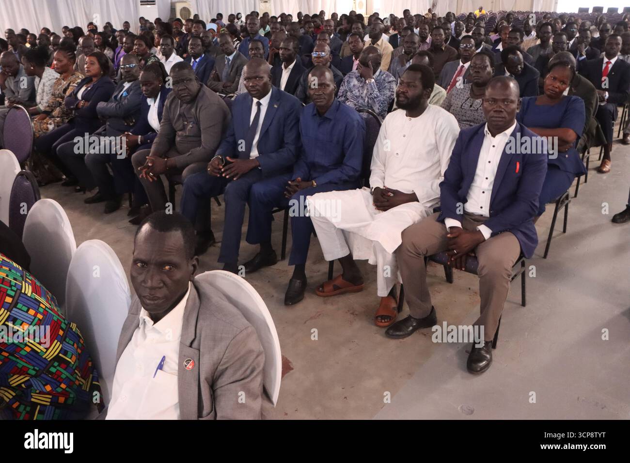 24. September 2025, Juba, CES/Juba, Südsudan: Der Verrat gegen den suspendierten Ersten Vizepräsidenten RIEK MACHAR und sieben Mitangeklagte in Juba wurde wegen Streitigkeiten über die Gerichtsbarkeit und die Zulassung von Verteidigern bis zum 29. September verschoben. Die acht werden des Verrats, Mordes, Verschwörungen, Verbrechen gegen die Menschlichkeit, Terrorismusfinanzierung, und Zerstörung von Eigentum, verbunden mit einem Angriff der Weißen Armee im März 2025 in Nasir, bei dem über 250 Soldaten getötet und Zehntausende vertrieben wurden. Die Angeklagten sind Dr. RIEK MACHAR TENY, 73; PUOT KANG CHUOL, 40; MAM PAL DHUOR, 37; GATWECH LAM P Stockfoto