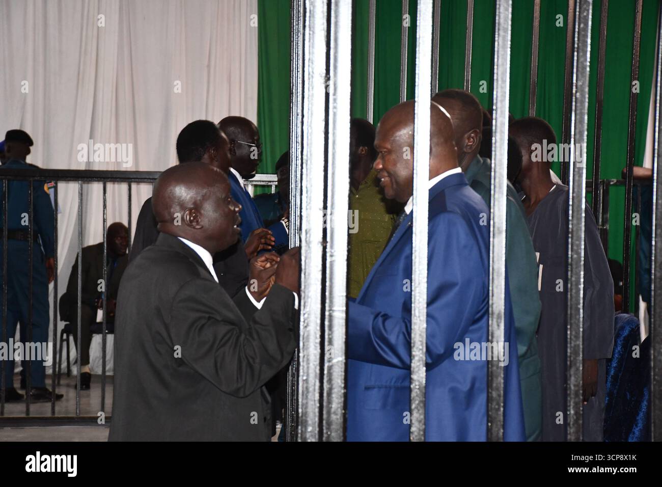 24. September 2025, Lafon, CES/Juba, s: Das Verrats-Verfahren gegen den suspendierten Ersten Vizepräsidenten RIEK MACHAR und sieben Mitangeklagte in Juba wurde wegen Streitigkeiten über die Gerichtsbarkeit und die Zulassung von Verteidigern bis zum 29. September verschoben. Die acht werden des Verrats, Mordes, Verschwörungen, Verbrechen gegen die Menschlichkeit, Terrorismusfinanzierung, und Zerstörung von Eigentum, verbunden mit einem Angriff der Weißen Armee im März 2025 in Nasir, bei dem über 250 Soldaten getötet und Zehntausende vertrieben wurden. Die Angeklagten sind Dr. RIEK MACHAR TENY, 73; PUOT KANG CHUOL, 40; MAM PAL DHUOR, 37; GATWECH LAM PUOCH, 66; Stockfoto