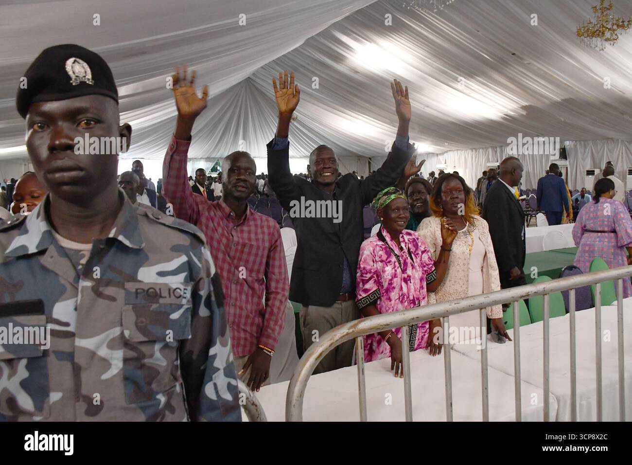 24. September 2025, Juba, CES/Juba, Südsudan: Der Verrat gegen den suspendierten Ersten Vizepräsidenten Riek Machar und sieben Mitangeklagte in Juba wurde wegen Streitigkeiten über die Gerichtsbarkeit und die Zulassung von Verteidigern bis zum 29. September verschoben. Die acht werden des Verrats, Mordes, Verschwörungen, Verbrechen gegen die Menschlichkeit, Terrorismusfinanzierung, und Zerstörung von Eigentum, verbunden mit einem Angriff der Weißen Armee im März 2025 in Nasir, bei dem über 250 Soldaten getötet und Zehntausende vertrieben wurden. Die Angeklagten sind Dr. Riek Machar Teny, 73, Puot Kang Chuol, 40, Mam PAL Dhuor, 37; Gatwech Lam Puo Stockfoto