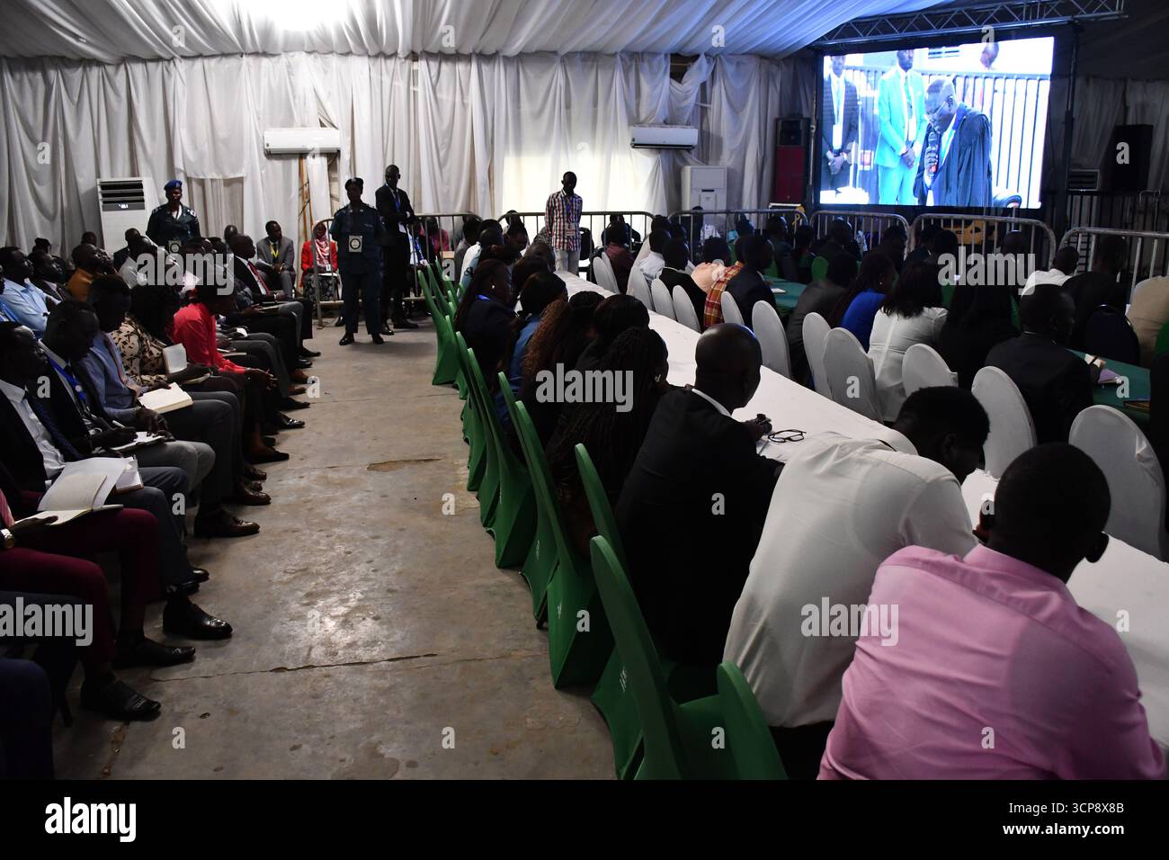 24. September 2025, Juba, CES/Juba, Südsudan: Der Verrat gegen den suspendierten Ersten Vizepräsidenten RIEK MACHAR und sieben Mitangeklagte in Juba wurde wegen Streitigkeiten über die Gerichtsbarkeit und die Zulassung von Verteidigern bis zum 29. September verschoben. Die acht werden des Verrats, Mordes, Verschwörungen, Verbrechen gegen die Menschlichkeit, Terrorismusfinanzierung, und Zerstörung von Eigentum, verbunden mit einem Angriff der Weißen Armee im März 2025 in Nasir, bei dem über 250 Soldaten getötet und Zehntausende vertrieben wurden. Die Angeklagten sind Dr. RIEK MACHAR TENY, 73; PUOT KANG CHUOL, 40; MAM PAL DHUOR, 37; GATWECH LAM P Stockfoto
