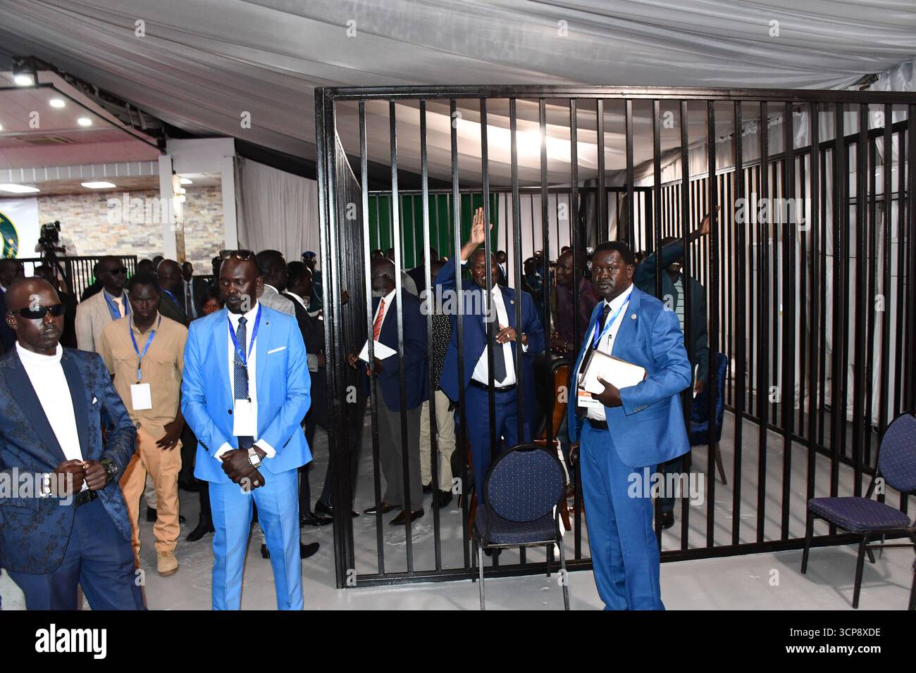 24. September 2025, Juba, CES/Juba, Südsudan: Der Verrat gegen den suspendierten Ersten Vizepräsidenten RIEK MACHAR und sieben Mitangeklagte in Juba wurde wegen Streitigkeiten über die Gerichtsbarkeit und die Zulassung von Verteidigern bis zum 29. September verschoben. Die acht werden des Verrats, Mordes, Verschwörungen, Verbrechen gegen die Menschlichkeit, Terrorismusfinanzierung, und Zerstörung von Eigentum, verbunden mit einem Angriff der Weißen Armee im März 2025 in Nasir, bei dem über 250 Soldaten getötet und Zehntausende vertrieben wurden. Die Angeklagten sind Dr. RIEK MACHAR TENY, 73; PUOT KANG CHUOL, 40; MAM PAL DHUOR, 37; GATWECH LAM P Stockfoto