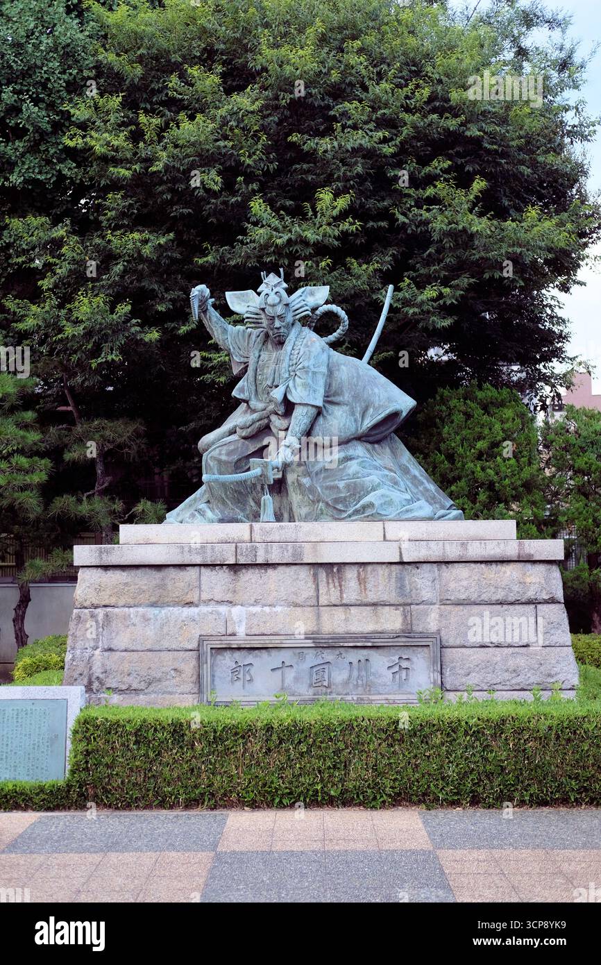Ichikawa Danjuro (1838–1903) Statue, berühmter Kabuki-Schauspieler aus der Meiji-Ära; 9. In der Reihe der Schauspieler, die den Namen Ichikawa Danjūrō tragen; Asakusa, Tokio, Japan. Stockfoto