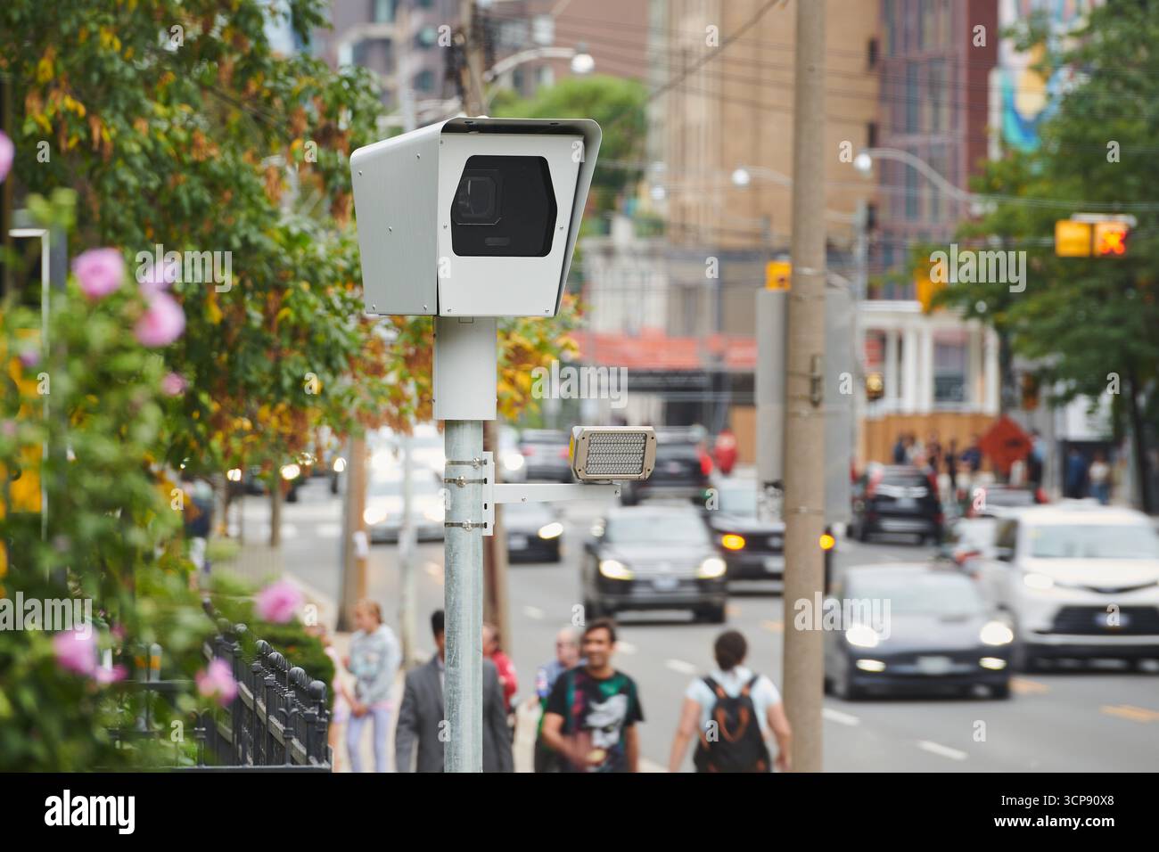 Toronto, Kanada. September 2025. Fahrzeuge passieren eine Radarkamera in Toronto am Mittwoch, den 24. September 2025. Quelle: The Canadian Press/Alamy Live News Stockfoto