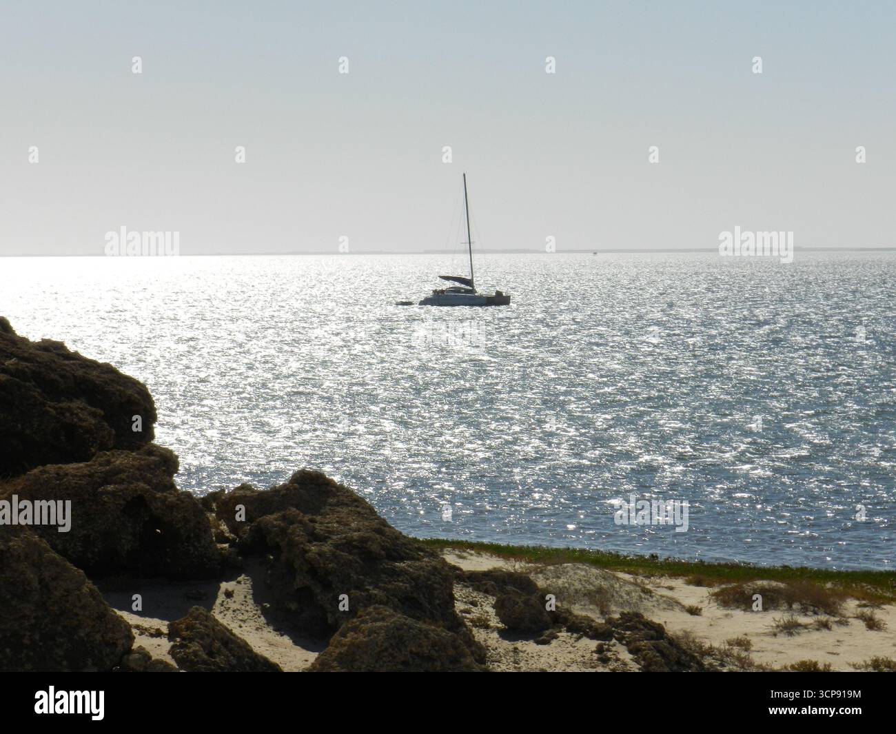 Ein Boot, das vor der Dracheninsel nahe Dakhla in der Westsahara vor Anker liegt Stockfoto