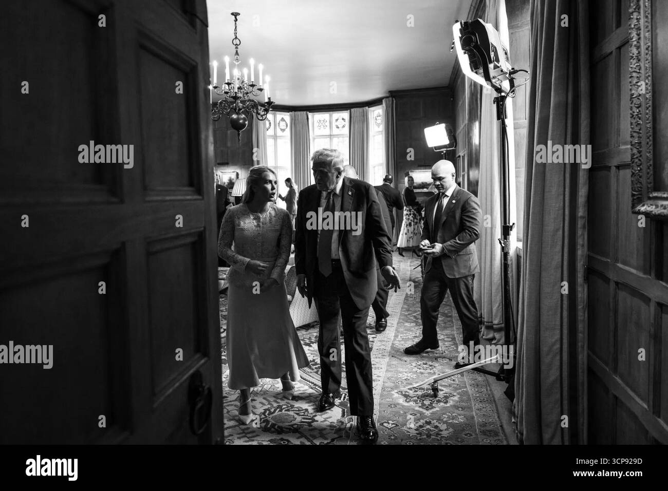 Präsident Donald J. Trump spaziert mit der Pressesprecherin des Weißen Hauses, Karoline Leavitt, in Chequers, der offiziellen Landresidenz des britischen Premierministers. 17. September 2025 In Buckinghamshire, England. Bild mit freundlicher Genehmigung des Weißen Hauses. Stockfoto