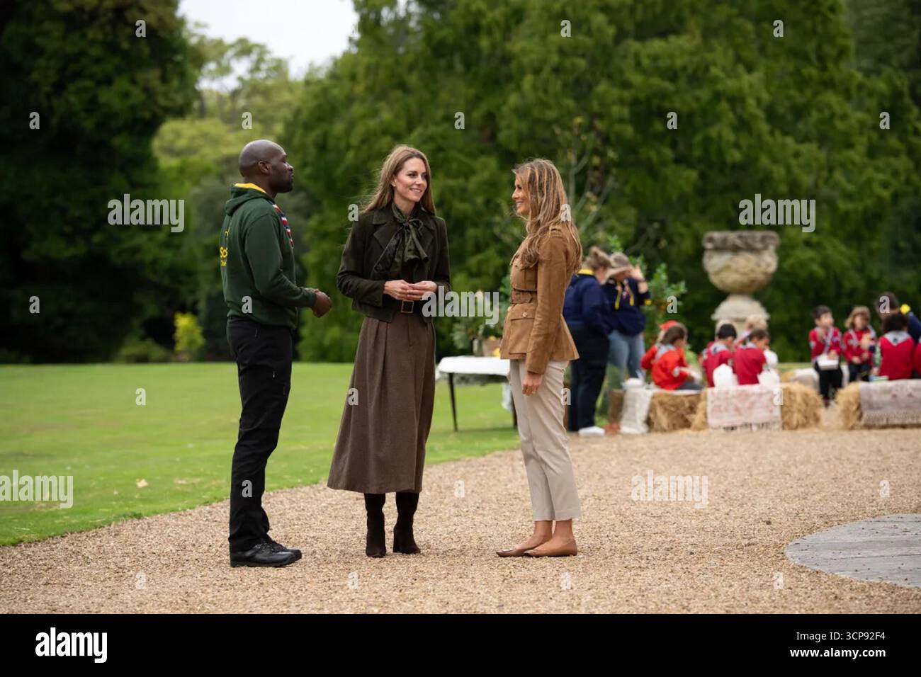 First Lady Melania Trump und Catherine, Prinzessin von Wales, begrüßten die Führer des Eichhörnchen-Programms der Pfadfinder während eines Besuchs auf dem Gelände des Frogmore Cottage. Windsor, England. September 2025. Bild mit freundlicher Genehmigung des Weißen Hauses. Stockfoto
