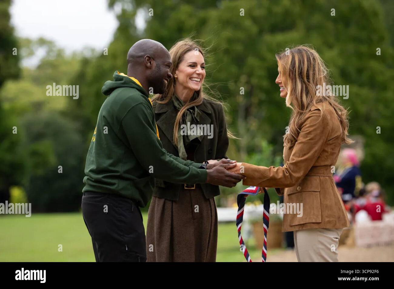First Lady Melania Trump und Catherine, Prinzessin von Wales, begrüßten die Führer des Eichhörnchen-Programms der Pfadfinder während eines Besuchs auf dem Gelände des Frogmore Cottage. Windsor, England. September 2025. Bild mit freundlicher Genehmigung des Weißen Hauses. Stockfoto