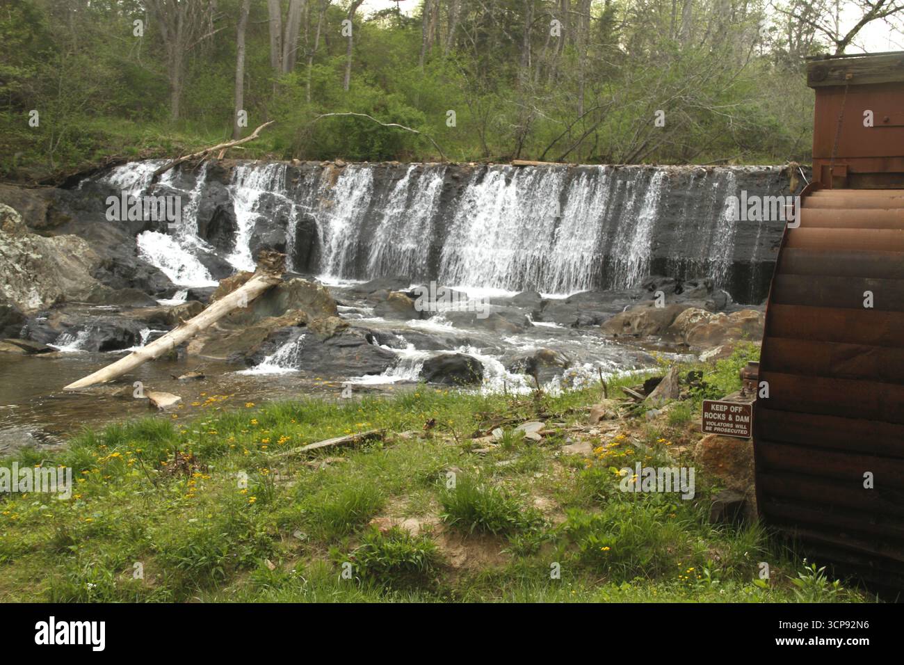 Madison Heights, Amherst County, VA, USA. Beck Creek fließt durch den Brightwells Mill Complex. Stockfoto