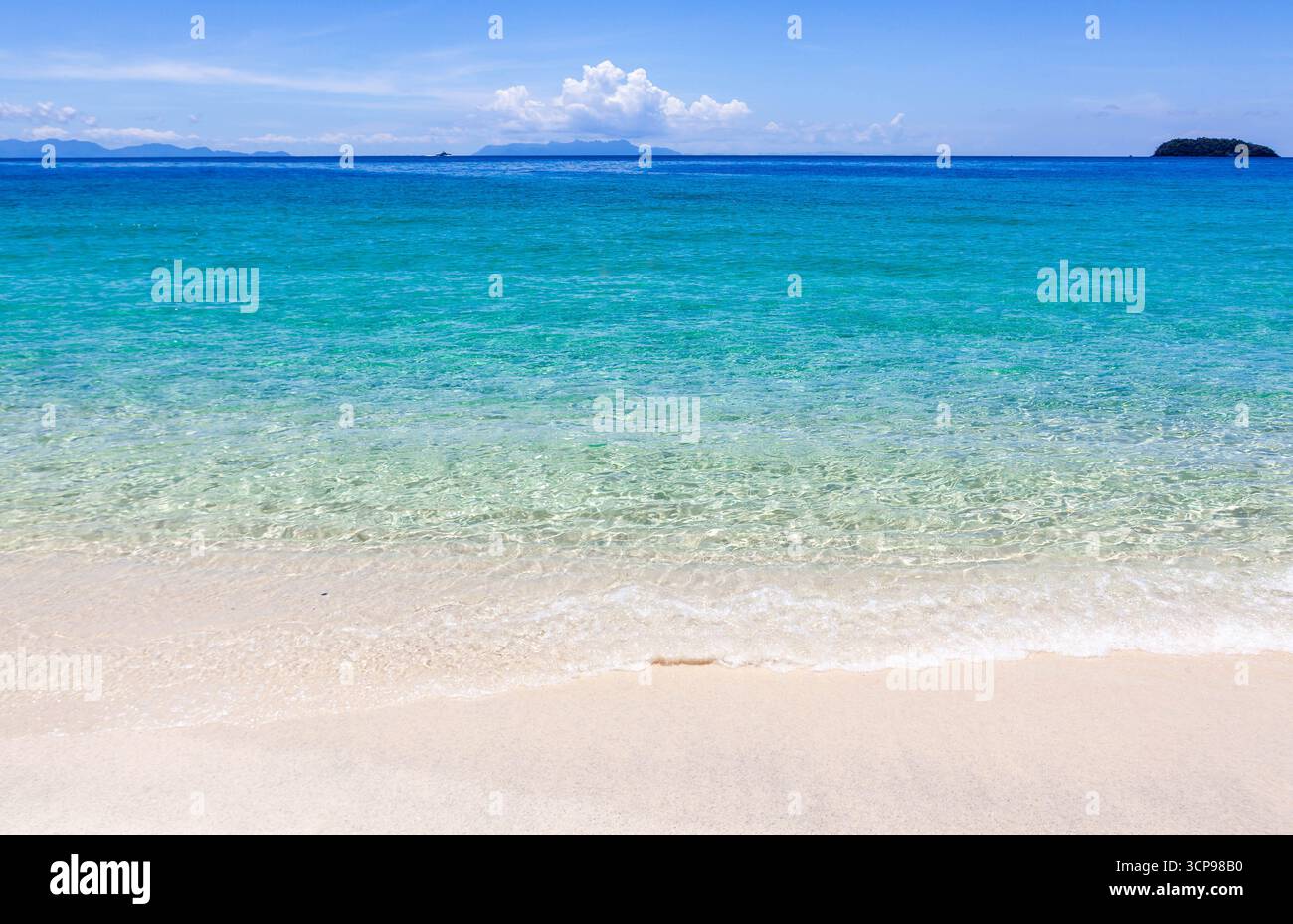 Koh Adang, Thailand. Türkisfarbenes Andamanenmeer trifft auf Sandstrand. Fantastische tropische Meereslandschaft. Stockfoto