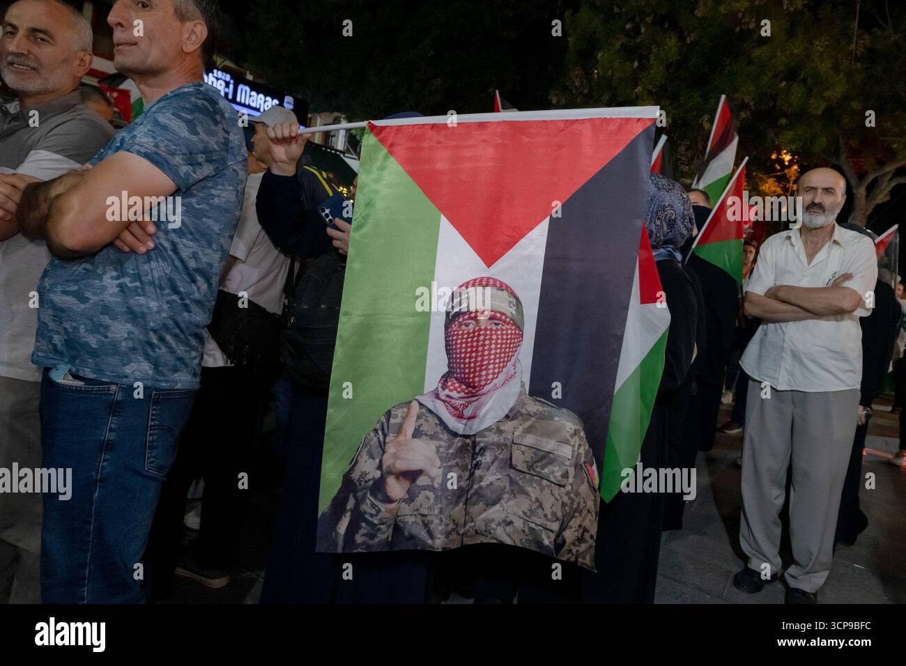 Istanbul, Türkei. September 2025. Eine Frau trägt eine Fahne mit dem Bild von Abu Ubeyda, dem getöteten Hamas-Anführer. Die Republikanische Volkspartei (CHP) hielt eine Demonstration in Palästina ab. Verschiedene politische Parteien und zivilgesellschaftliche Organisationen nahmen an der Kundgebung teil, die auf den Völkermord Israels im Gazastreifen aufmerksam machte. Quelle: SOPA Images Limited/Alamy Live News Stockfoto