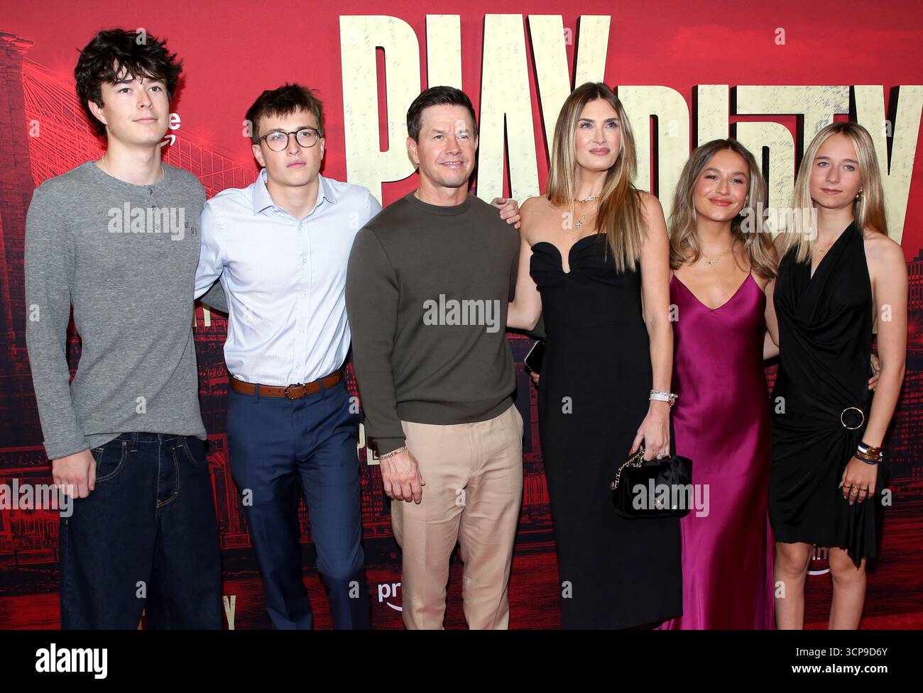 New York City, USA. September 2025. Brendan Joseph Wahlberg, Michael Wahlberg, Mark Wahlberg, Rhea Durham, Ella Rae Wahlberg und Grace Margaret Wahlberg bei Amazons „Play Dirty“-Weltpremiere am 24. September 2025 im SVA Theater in New York City, NY © Steven Bergman/AFF-USA.COM Credit: AFF/Alamy Live News Stockfoto