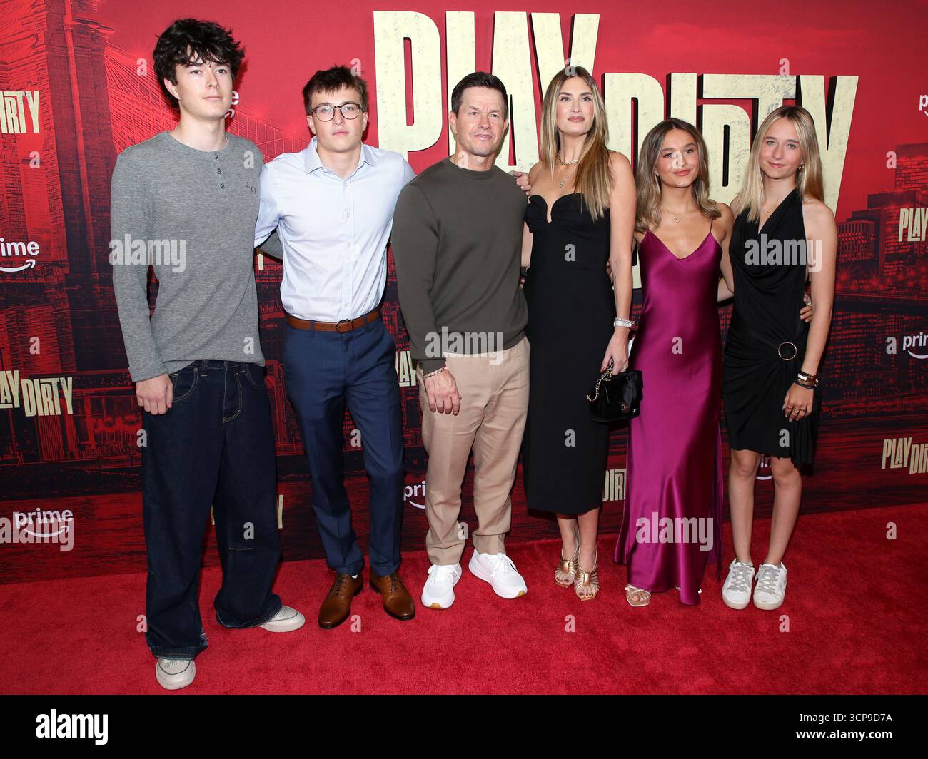 New York City, USA. September 2025. Brendan Joseph Wahlberg, Michael Wahlberg, Mark Wahlberg, Rhea Durham, Ella Rae Wahlberg und Grace Margaret Wahlberg bei Amazons „Play Dirty“-Weltpremiere am 24. September 2025 im SVA Theater in New York City, NY © Steven Bergman/AFF-USA.COM Credit: AFF/Alamy Live News Stockfoto