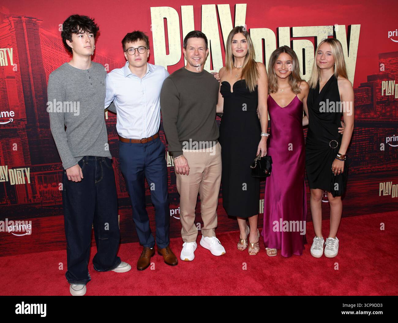 New York City, USA. September 2025. Brendan Joseph Wahlberg, Michael Wahlberg, Mark Wahlberg, Rhea Durham, Ella Rae Wahlberg und Grace Margaret Wahlberg bei Amazons „Play Dirty“-Weltpremiere am 24. September 2025 im SVA Theater in New York City, NY © Steven Bergman/AFF-USA.COM Credit: AFF/Alamy Live News Stockfoto