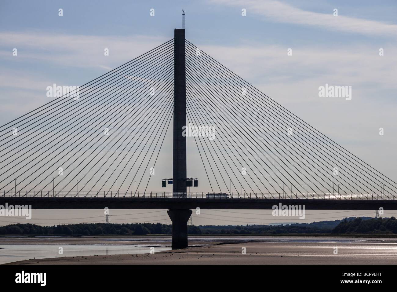 Die Mersey Gateway Bridge überspannte den Mersey River Stockfoto
