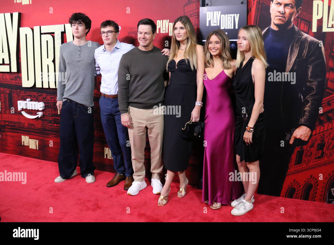NEW YORK, NY - 24. SEPTEMBER: Brendan Wahlberg, Michael Wahlberg, Mark Wahlberg, Rhea Durham, Ella Rae Wahlberg, Grace Margaret Wahlber bei der Uraufführung der Amazon MGM Studios „Play Dirty“ am 24. September 2025 im SVA Theatre in New York Stockfoto
