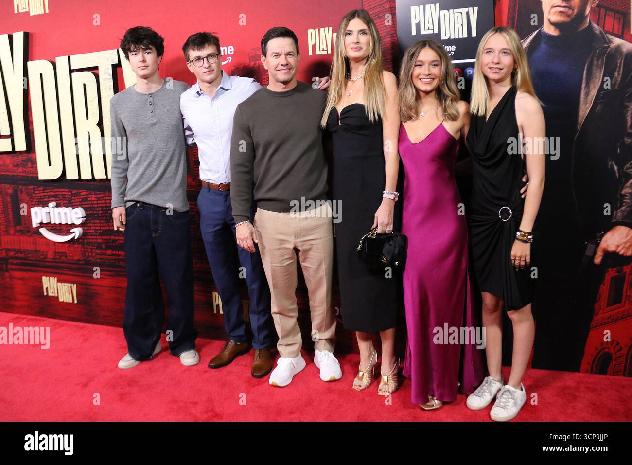 NEW YORK, NY - 24. SEPTEMBER: Brendan Wahlberg, Michael Wahlberg, Mark Wahlberg, Rhea Durham, Ella Rae Wahlberg, Grace Margaret Wahlber bei der Uraufführung der Amazon MGM Studios „Play Dirty“ am 24. September 2025 im SVA Theatre in New York Stockfoto