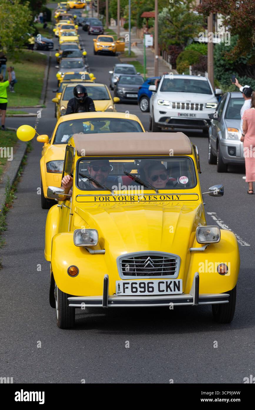 Citroen 2CV Auto nimmt an der Gold Gänse Wohltätigkeitsorganisation „Gold Convoy“ von Leigh on Sea nach Southend on Sea Teil und kehrt zurück. James-Bond-Film-Nachbildung Stockfoto