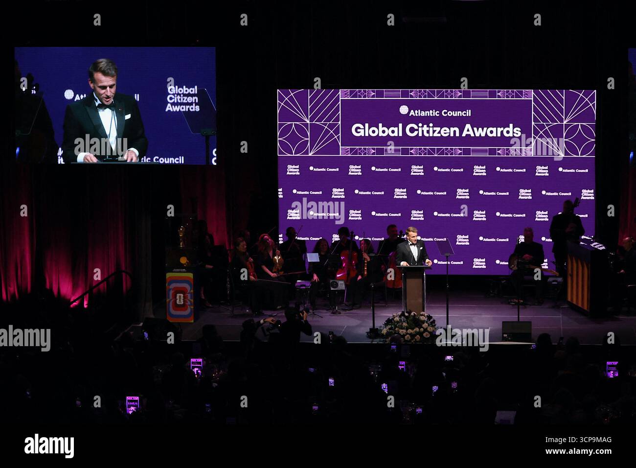 Der französische Präsident Emmanuel Macron spricht am 24. September 2025 bei den Atlantic Council Global Citizen Awards im Ziegfeld Ballroom in New York. Foto: Charles Guerin/ABACAPRESS.COM Credit: Abaca Press/Alamy Live News Stockfoto