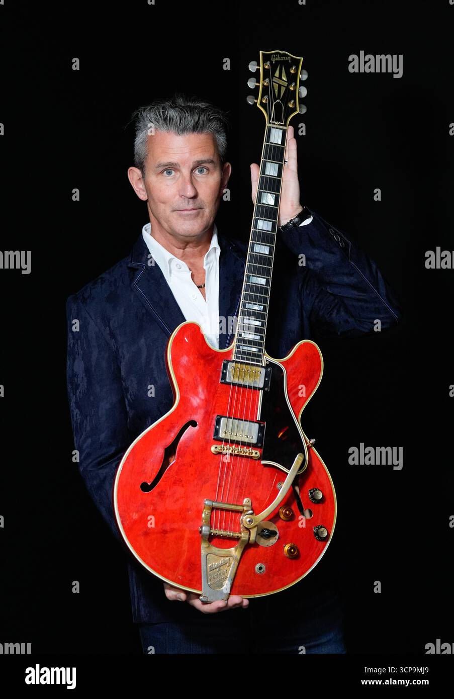 Stephen Lane, CEO von Propstore, hält Noel Gallaghers 1960 kirschrote Gibson es-355-Gitarre, die in Paris von Liam Gallagher am Abend des Aufbruchs der Oasis beschädigt wurde und seither repariert wurde, mit einer Schätzung von £ 250.000 bis £ 500.000, während einer Vorschau für die bevorstehende Auktion für Musik-Erinnerungsstücke, die vom 23. Bis 24. Oktober in London stattfindet. Bilddatum: Dienstag, 16. September 2025. Stockfoto