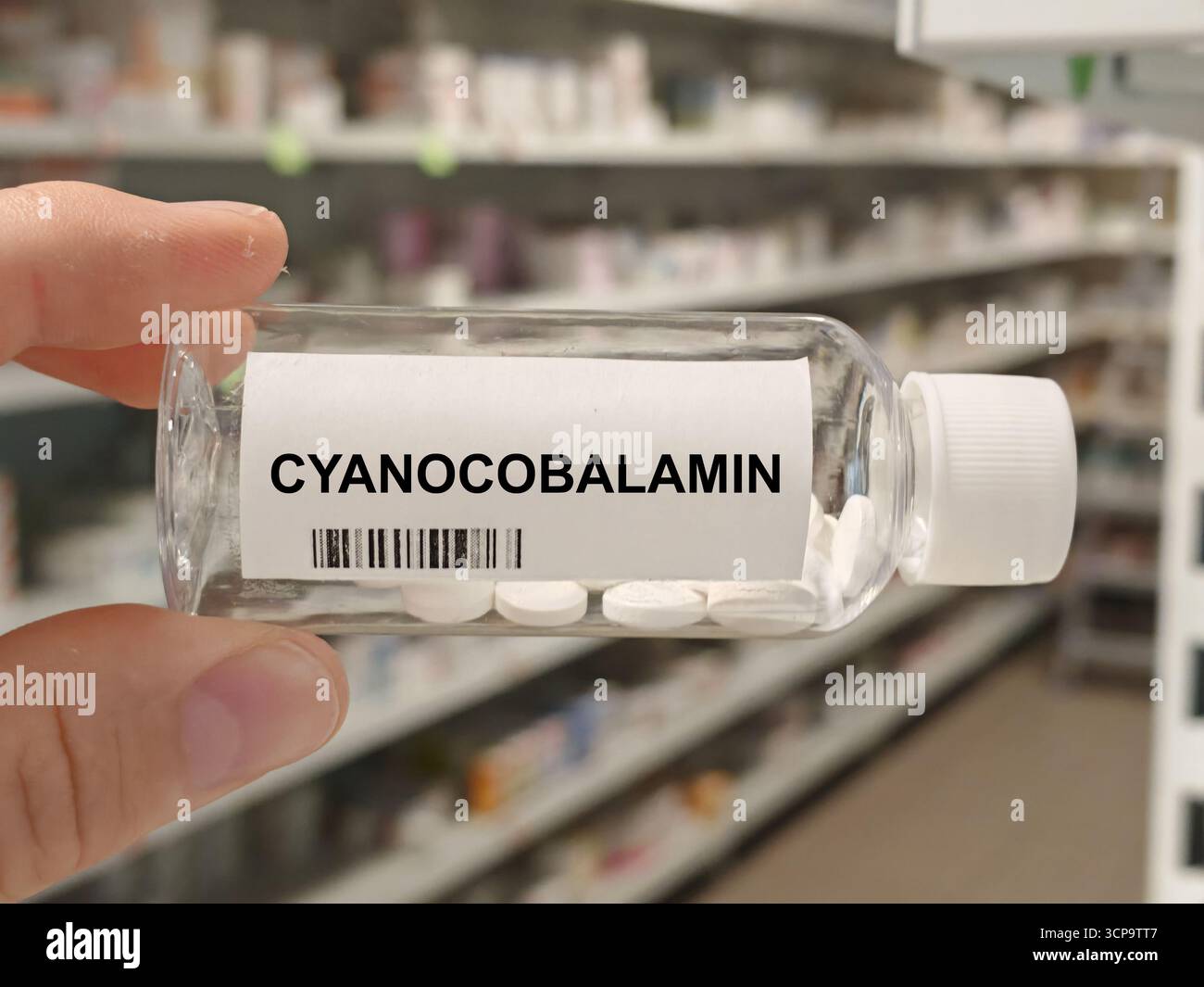 Kiste CYANOCOBALAMIN-Tabletten auf einem Krankenhausapothekentisch verwendet, um Vitamin-B12-Mangel zu behandeln ein Vitaminpräparat. Stockfoto