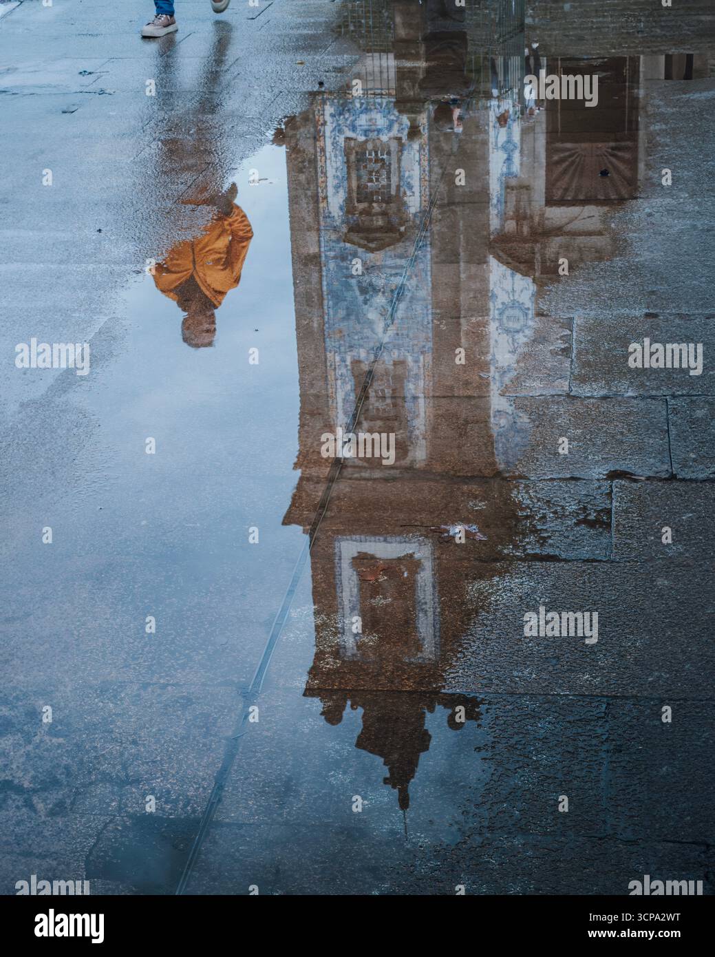 Igreja De Santo Ildefonso Azulejo Fliesen Spiegeln Sich In Regen Puddle After Storm. Portugiesische barocke Kirchenarchitektur, historisches Viertel von Porto Stockfoto