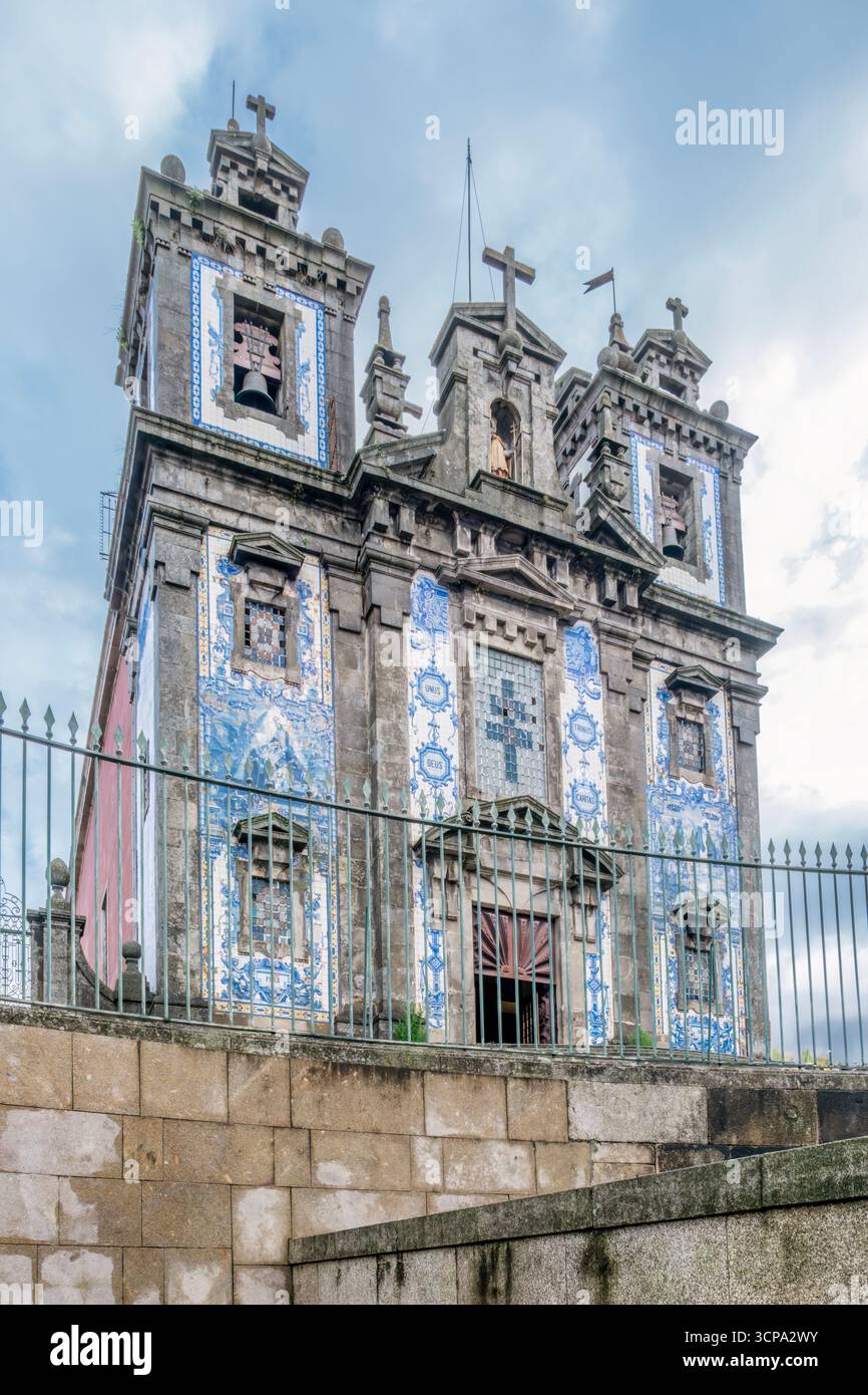 Igreja De Santo Ildefonso Barockfassade Mit Verzierten Blauen Azulejo-Fliesen Von Low Angle. Portugiesische Kirchenarchitektur, zwei Glockentürme Stockfoto