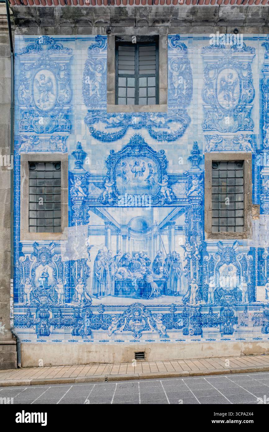 Verzierte Blaue Azulejo-Fliesen Bedecken Die Gesamte Mauer Von Igreja Santo Ildefonso Porto. Kunstvolles barockes Keramikgemälde mit religiösen Szenen Stockfoto