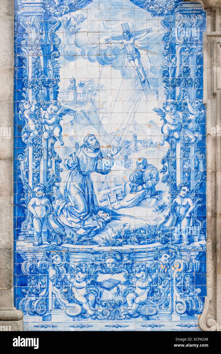 Detaillierte Religiöse Szene Des Blauen Azulejo Mit Engeln Und Heiligen An Der Kirchenmauer. Portugiesische Keramikkunst, barocke Zierfliesen, Porto-Kultur Stockfoto