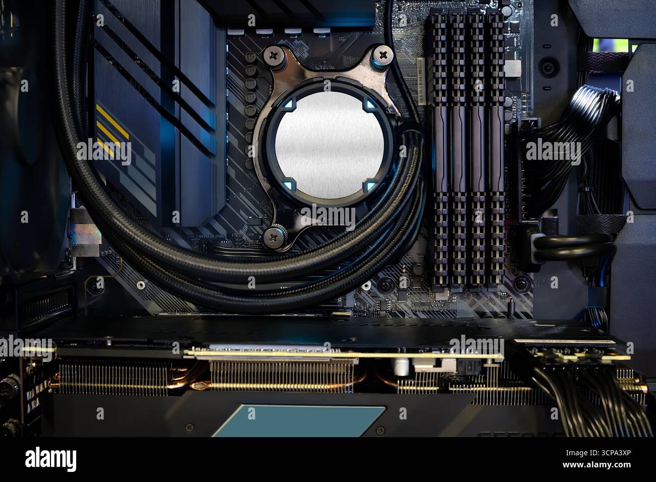 Close-up-Kühlpumpe auf CPU-Sockel und Quad-Channel-RAM DDR4, die auf einem modernen Mainboard, im Desktop-PC-Gehäuse und im Heimwerker-Computer installiert ist Stockfoto