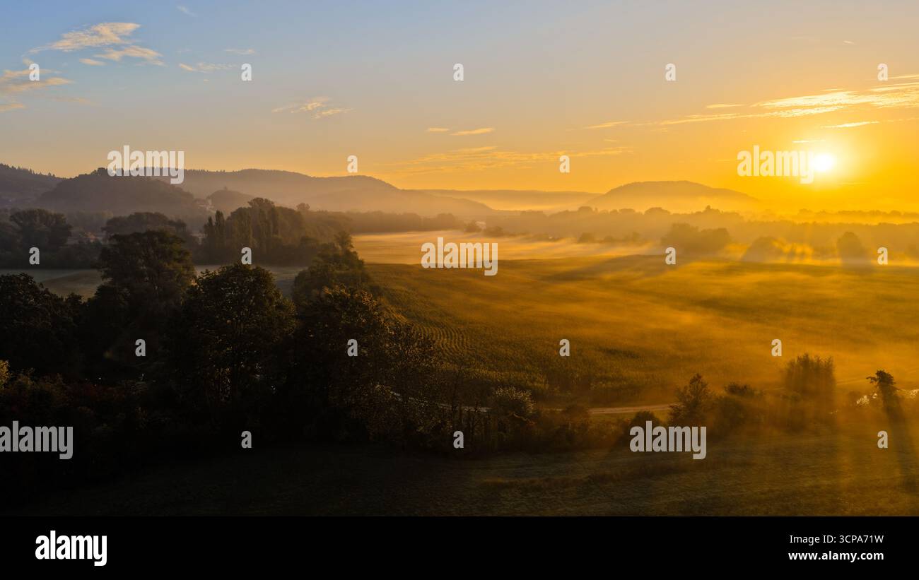 Goldener Sonnenaufgang Über Der Nebligen Landschaft Stockfoto