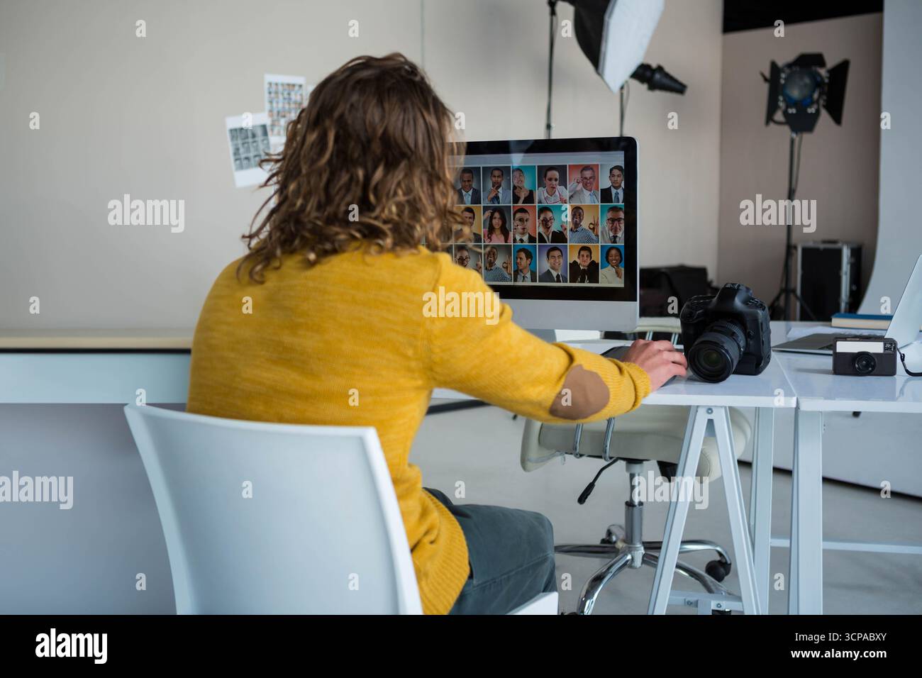 Breitbild-Monitor, der im Studio Headshot-Raster anzeigt, mit DSLR- und Kompaktkameras Stockfoto