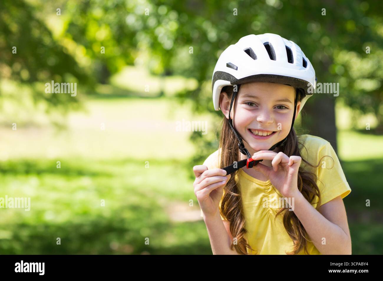 Kinnriemen für weibliche Kinder, die im Park stehen, mit gelbem T-Stück, Kopierraum Stockfoto