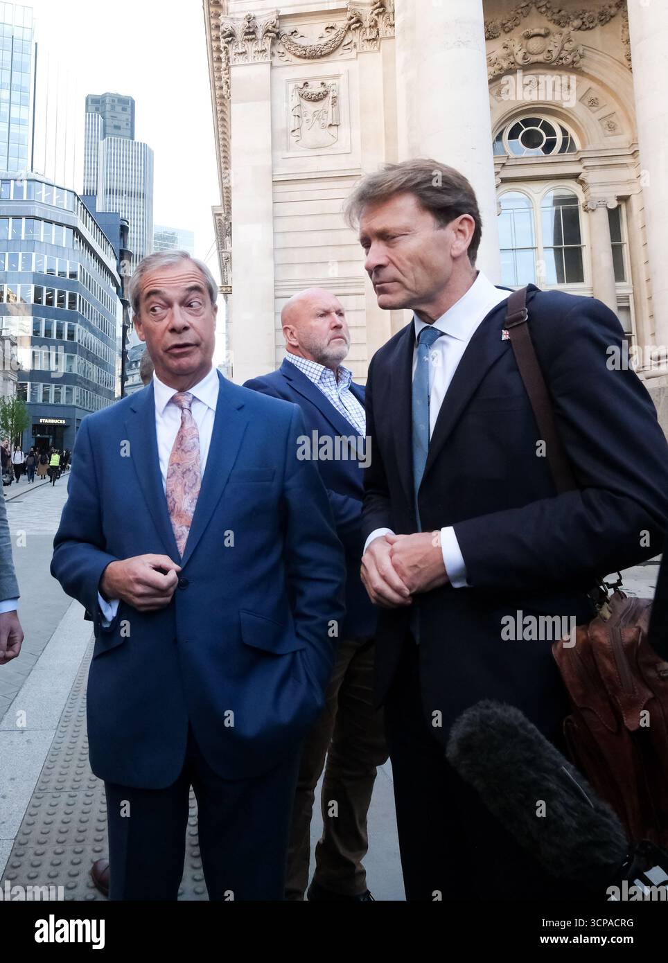 Bank of England, London, UK. September 2025. Reform Party UK: Nigel Farage und Richard Tice bei der Bank of England. Quelle: Matthew Chattle/Alamy Live News Stockfoto