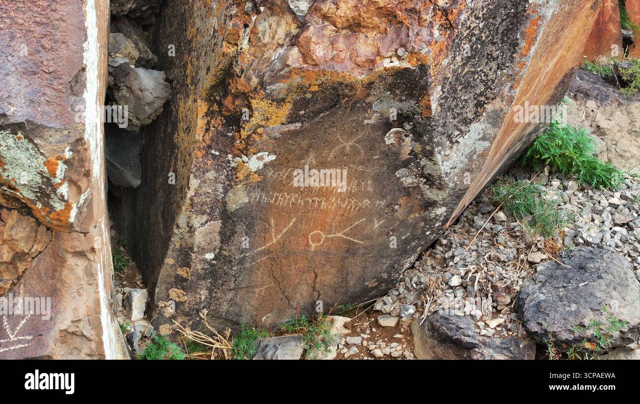 Die Gurvan Mandal Felsen enthalten Bilder von Tieren, die in der Region einzigartig sind, wie Hirsche, Kamele und Schafe. Stockfoto
