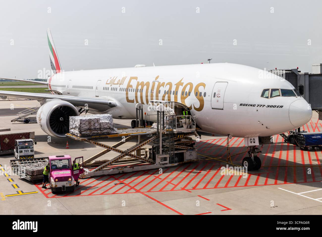 Warschau, Polen, 14.07.2021. Boeing 777-300 er Emirates Airlines am Flughafen Warschau Chopin vor dem Abflug nach Dubai mit Fracht beladen. Stockfoto