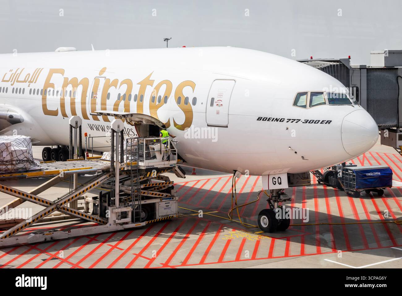 Warschau, Polen, 14.07.2021. Boeing 777-300 er Emirates Airlines am Flughafen Warschau Chopin vor dem Abflug nach Dubai mit Fracht beladen. Stockfoto