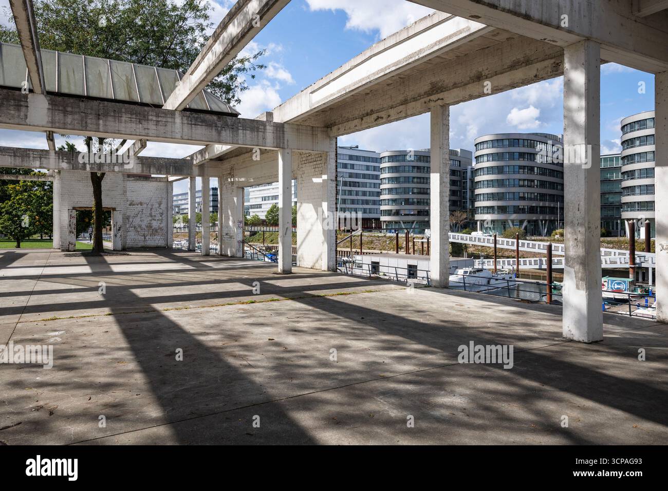 Dani Karavans Erinnerungsgarten im Innenhafen, auch Altstadtpark genannt, Bürogebäude fünf Boote, Duisburg, Ruhrgebiet, Nordrhein-Wes Stockfoto