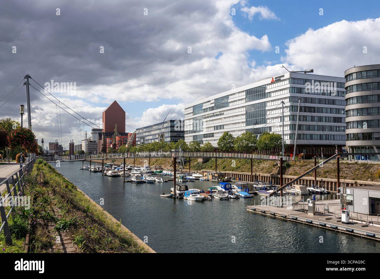 Das Mitsubishi Power Office im Innenhafen, Duisburg, Ruhrgebiet, Nordrhein-Westfalen, Deutschland. das Mitsubishi Power Office im Innenhafen, Duis Stockfoto