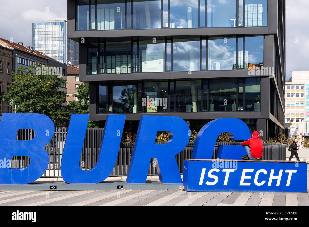Das Büro- und Geschäftshaus Mercator One am Portsmouthplatz in der Nähe des Hauptbahnhofs, Duisburg ist echt Schriftzug (Duisburg ist real), Duisburg, Nord Stockfoto