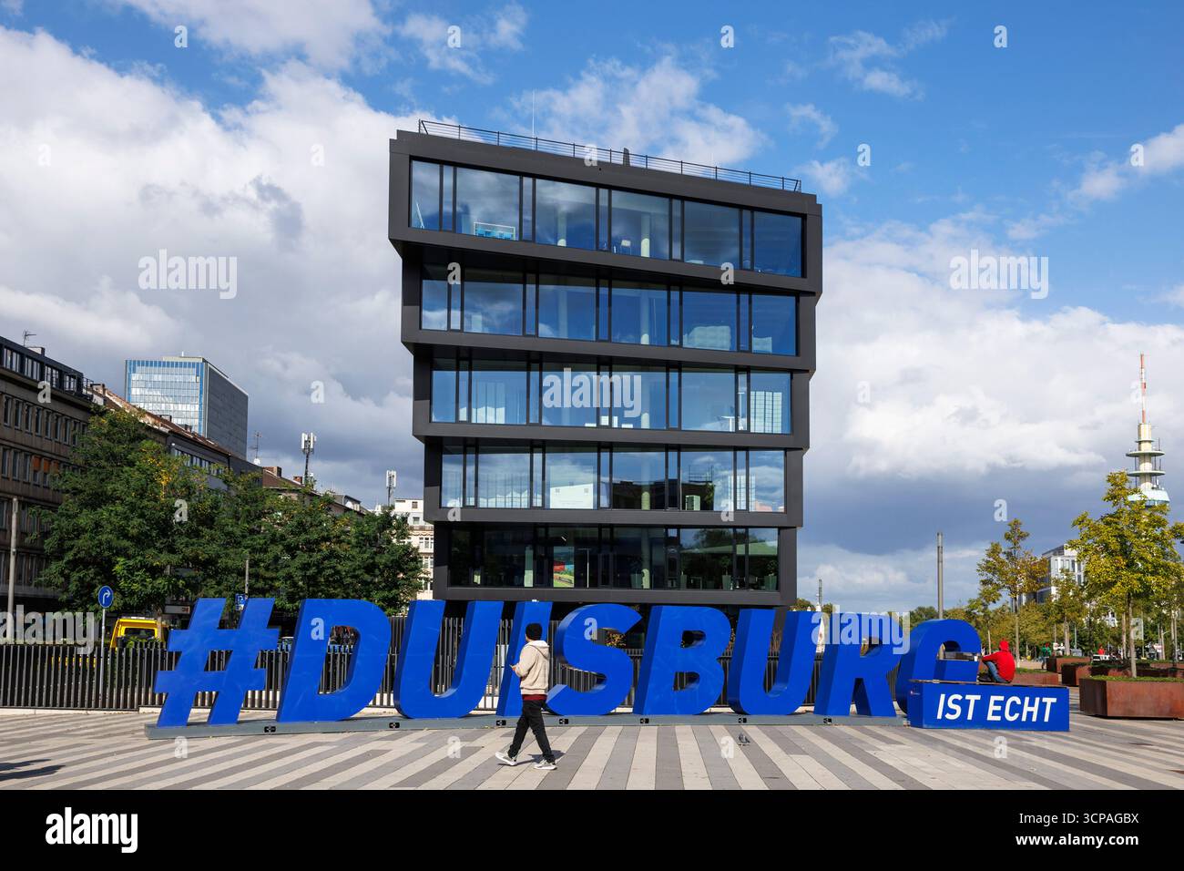Das Büro- und Geschäftshaus Mercator One am Portsmouthplatz in der Nähe des Hauptbahnhofs, Duisburg ist echt Schriftzug (Duisburg ist real), Duisburg, Nord Stockfoto